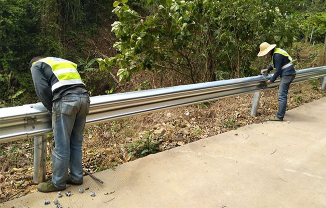 大兴安岭高速公路护栏的定期维护与保养