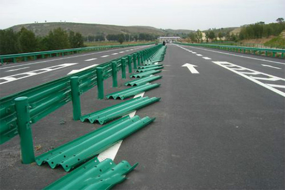大兴安岭波形护栏的维护与管理确保道路安全的关键步骤