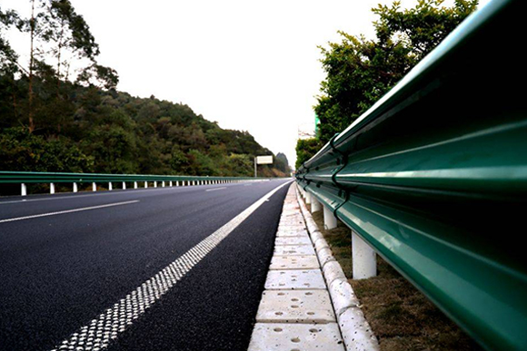 大兴安岭高速公路护栏的常用类型
